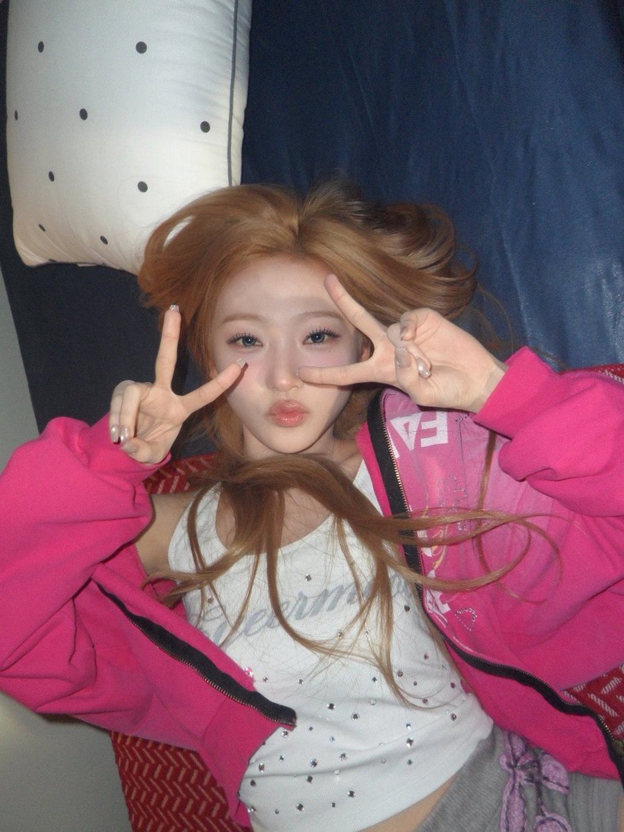 ushipang's tweet photo. blonde and pretty with a pink jacket🤍🩷 https://t.co/Md46s64xaB