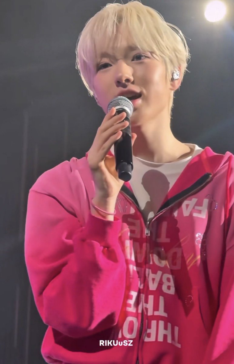 ushipang's tweet photo. blonde and pretty with a pink jacket🤍🩷 https://t.co/Md46s64xaB