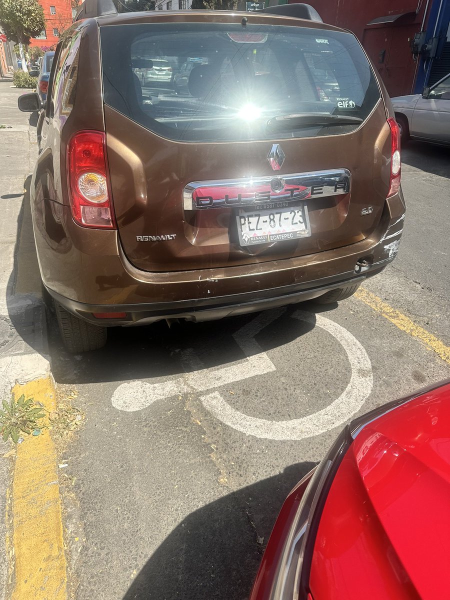 IxcheelC's tweet photo. @UCS_GCDMX  podrían apoyarme con el retiro de este auto que está en mi balizado y no permite estacionar a mi familiar discapacitado esto en calle cholultecas 96 colonia la raza  Azcapotzalco https://t.co/XavGr8XScv