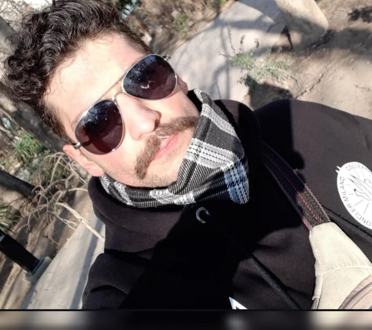 k99431407's tweet photo. ایلیا شهبازی ۲۷ ساله، در تاریخ بیستم دیماه در کرج توسط سپاه مورد ضرب و شتم شدید قرار گرفت و بازداشت شد. شدت ضرب و شتم به حدی بوده که کشکک زانوی ایلیا خرد شده. در اوایل دستگیری، همراه با صدها نفر دیگر در  سوله ای نگهداری می‌شد، بعد به زندان قزلحصار،  سالن ۲ منتقل شده است. ایلیا به مادرش خبر داد که بارها با چشم‌بند برای بازجویی برده شده و مورد ضربات باتوم قرار گرفته. با اینکه زانوی ایلیا به شدت آسیب دیده، اما از بردن او به بهداری خودداری کرده اند. 
به دلیل تعداد زیاد بازداشتی‌ها، و نیز تجمع خانواده‌ها جلو دادسرا، زندانیان را برای محاکمه به دادسرا نبرده اند و بازجو و مسئولان پرونده به زندان رفته اند. 
ایلیا درخواست کرده که درباره‌ی دو همبندی خود محمد کولیوند (ورزشکار، بدنساز) و نیز پیام دارابی (متاهل) اطلاع‌رسانی شود. این دو جوان کسی را ندارند که پرونده‌شان را پیگیری کند.
لطفا اطلاع‌رسانی کنید تا فرزندان ما را در بی‌خبری اعدام نکنند.

#ایلیا_شهبازی
#IranRevolution2026