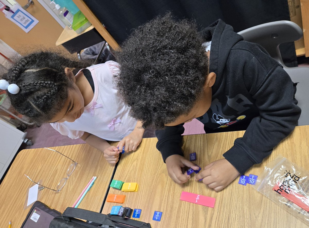 historynerdtchr's tweet image. Firsties exploring equivalent fractions #goinggifted #WeareRACERS #UnlockPotential @RCE_HCS