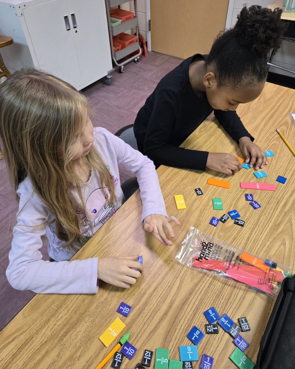 historynerdtchr's tweet image. Firsties exploring equivalent fractions #goinggifted #WeareRACERS #UnlockPotential @RCE_HCS