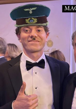 ShitzN_Giggles's tweet image. Are you that White House staffer, Garrett Wade, shilling for your Nazi leaning Pedo?