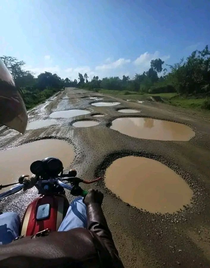 kiybett's tweet photo. @Aaroncheruiyot @UDAKenya Hata hapa nyumbani tunavumilia Chebole-Siongiroi-Chebunyo Road. https://t.co/WVBoTFYCFj
