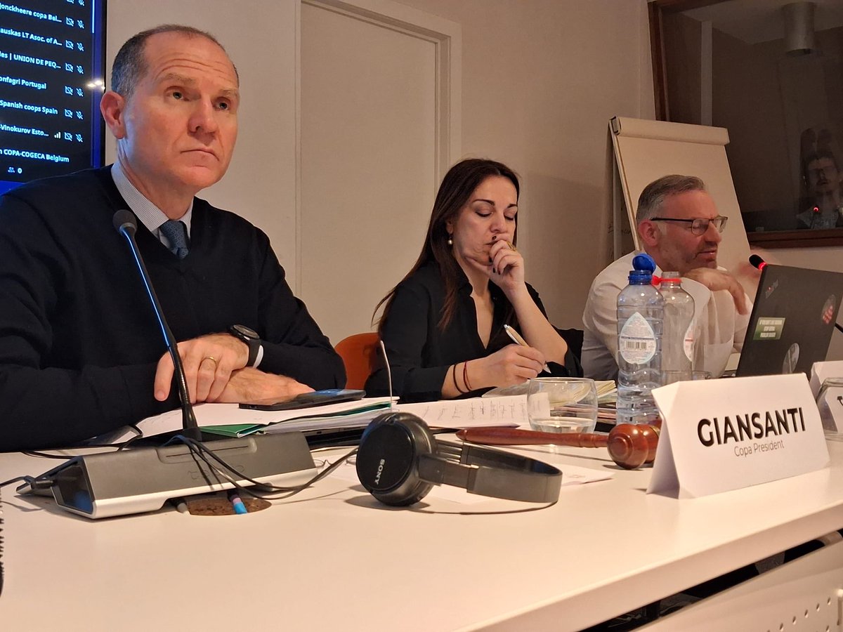 ConfagriBxl's tweet photo. in a full house @COPACOGECA prés @masgiansanti welcome @norbertlins rapporter on next cap: discussions on active Farmer definit,budget, capping and degressivity. All presidents present were vocal on the need of a strong cap @Confagricoltura https://t.co/NlR9gqXJEt