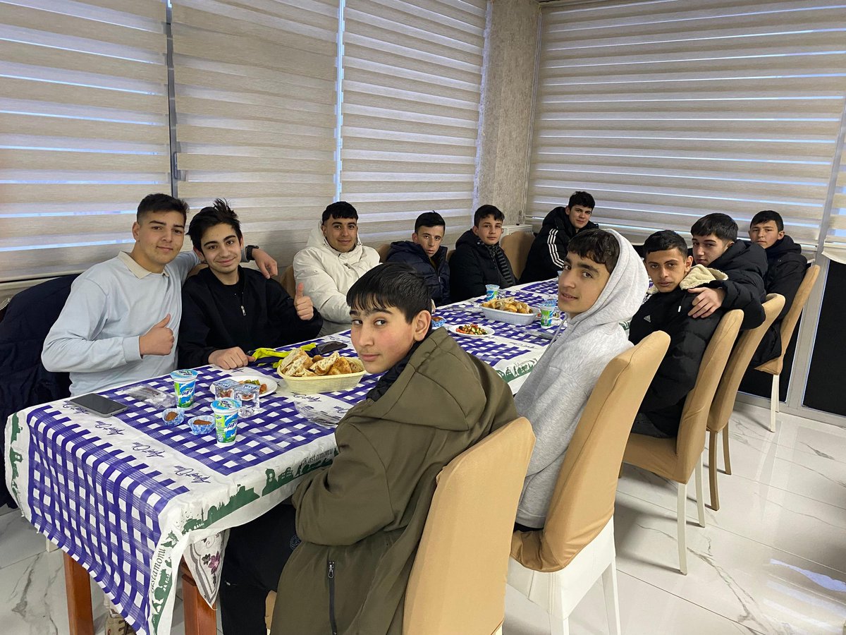 📌 İlçe Müftülüğümüzce öğrencilerimize yönelik iftar programı düzenlendi.
Programa Kaymakamımız Sn. Büşra ÇELEBİ de katılarak öğrencilerimizle bir araya geldi.
Ramazan’ın birlik ve kardeşlik ruhu aynı sofrada paylaşıldı. 🌙