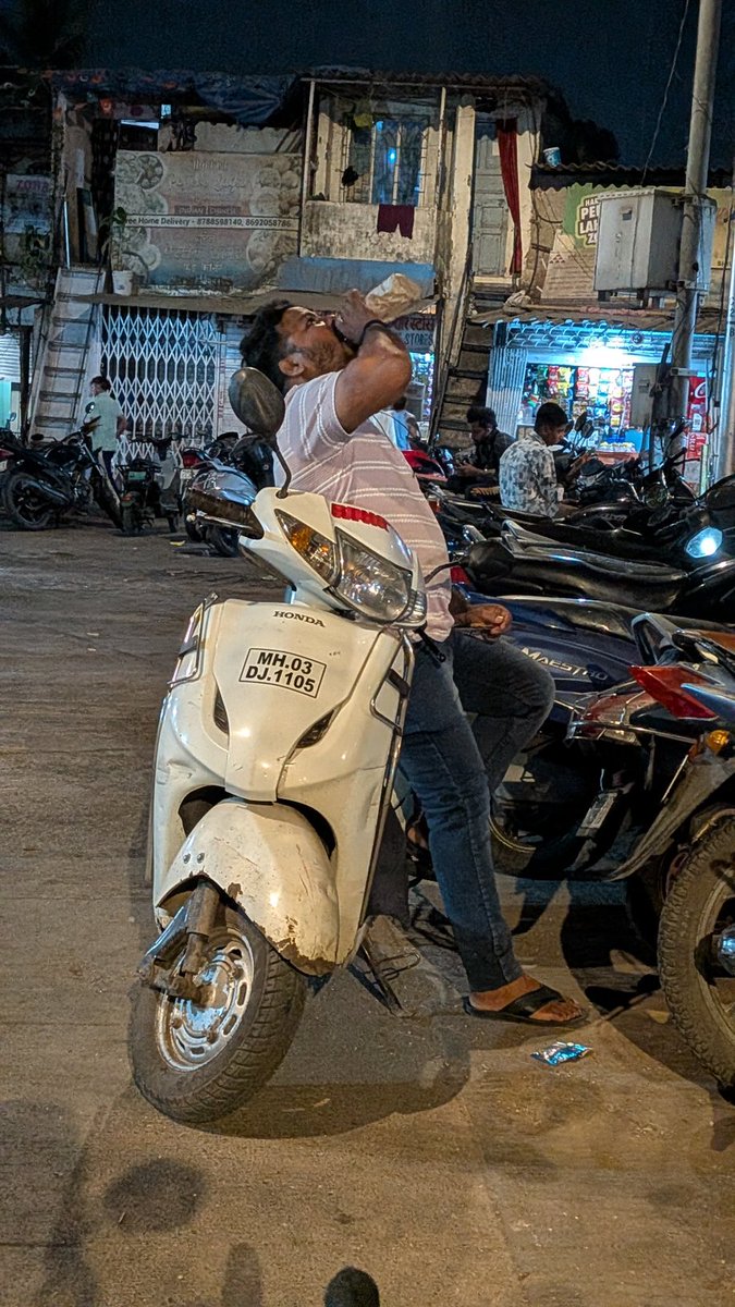 सदर फोटोमध्ये दिसत असलेली व्यक्ती सर्रासपने रस्त्यावर उभाराहून मद्यपान करत आहे.त्याचा गाडी नंबर MH.03.DJ.1105 आहे तरी <a href="/MumbaiPolice/">मुंबई पोलीस Mumbai Police</a> <a href="/DGPMaharashtra/">महाराष्ट्र पोलीस - Maharashtra Police</a> तुम्ही यांच्यावर रीतसर कारवाई कराल ही अपेक्षा सदर ठोस पुरावे मी खाली फोटोमध्ये दिले आहेत.यावर लवकरात लवकर कारवाई करा