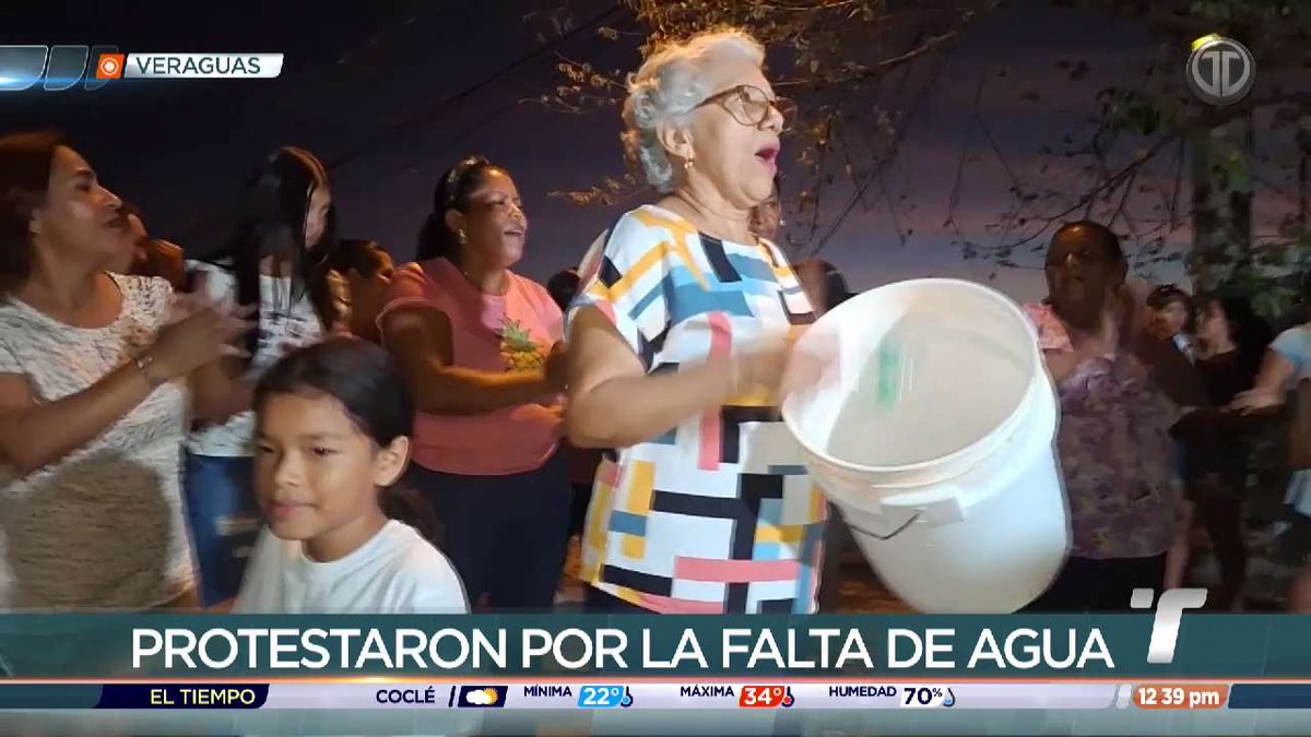 TReporta's tweet photo. Con pailas y tanques vacíos moradores de la barriada Villa Marina de Atalaya, en Veraguas, salieron a protestar para exigir que se les brinde el suministro de agua potable. https://t.co/9eQzdTKpT7