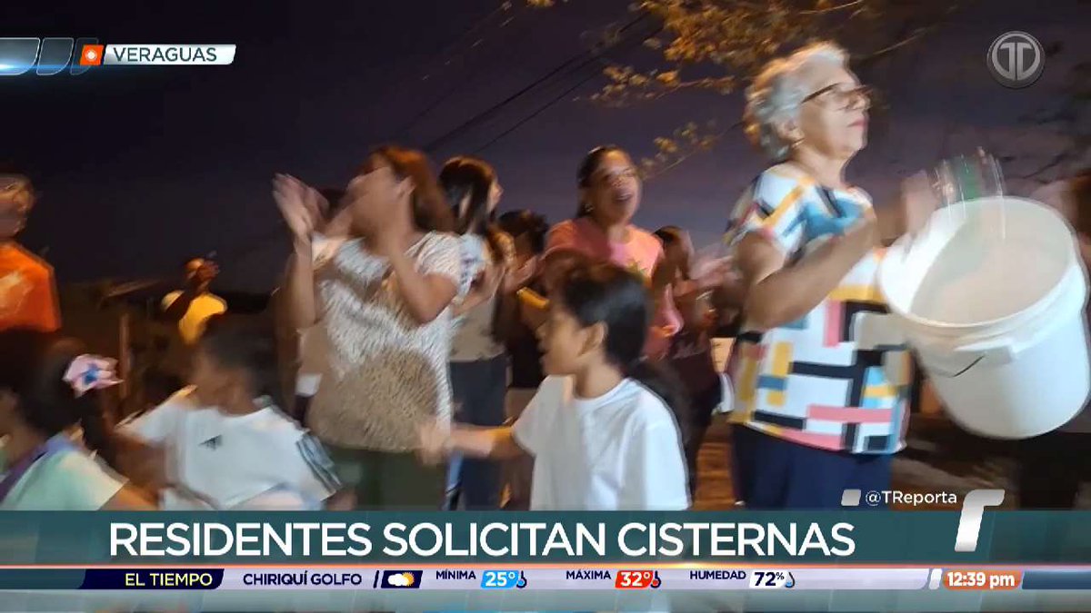 TReporta's tweet photo. Con pailas y tanques vacíos moradores de la barriada Villa Marina de Atalaya, en Veraguas, salieron a protestar para exigir que se les brinde el suministro de agua potable. https://t.co/9eQzdTKpT7
