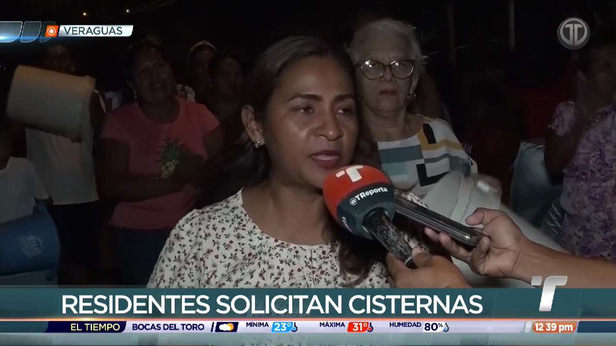 TReporta's tweet photo. Con pailas y tanques vacíos moradores de la barriada Villa Marina de Atalaya, en Veraguas, salieron a protestar para exigir que se les brinde el suministro de agua potable. https://t.co/9eQzdTKpT7