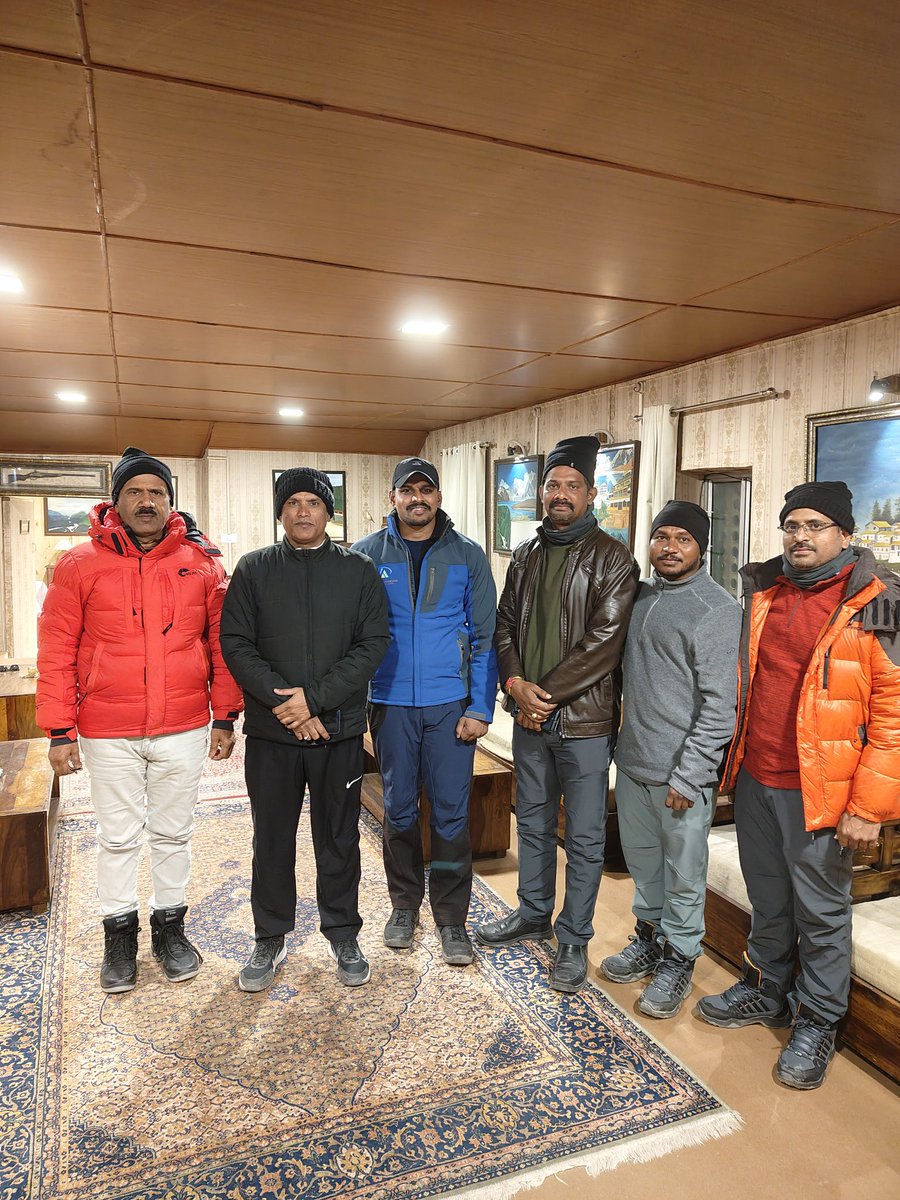 HimamsaLee's tweet photo. 🇮🇳 It was a great honor and privilege to meet  Lt.Colonel Satyanarayana Sir 🥰 at the Army Base in Leh- Ladakh along with the respected officials. ✨The warm welcome and his inspiring presence made it a truly memorable moment. Grateful and proud to reconnect once again.🥰🇮🇳 #army https://t.co/VsklIDbvrI