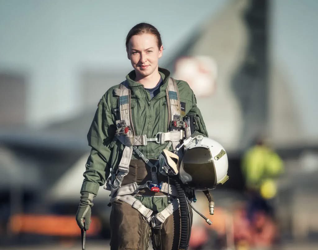 W sieci trwa burza, bo żona Szymona Hołowni, Urszula Brzezińska-Hołownia, przeszła na emeryturę w wieku 38 lat i będzie pobierać ok. 12 500 zł miesięcznie.

Zanim zaczniemy rzucać hasła o „przywilejach”, warto przypomnieć kilka faktów. 

Była pilotem myśliwca MiG-29 i oficerem