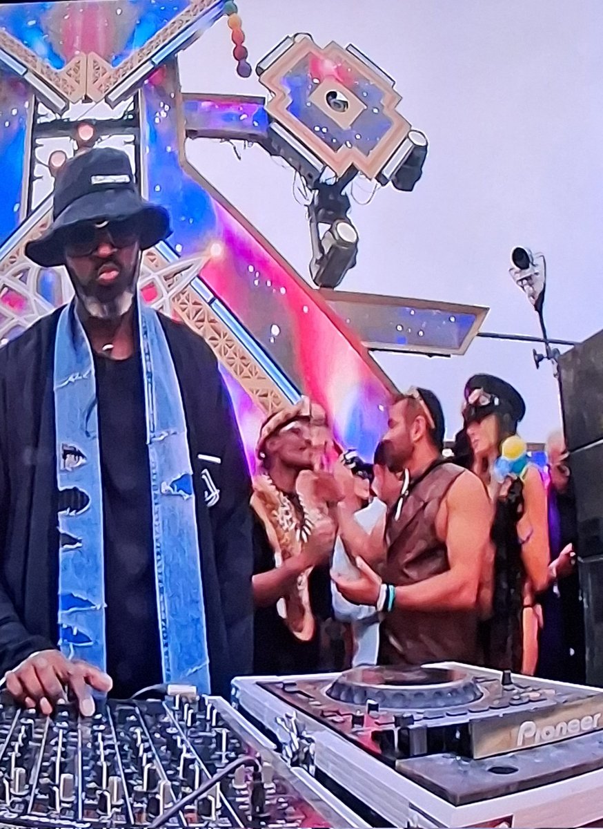 My Goat Black Coffee took Shota to groove with white baddies in Ibiza wafike wamfundisa ukufeba nabelungu, now they are both being divorced by their wives 😭😭😭