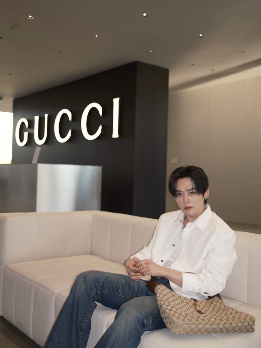 t.leeknowsaurus instagram update

#LeeKnowXGucciMFW
#GucciPrimavera