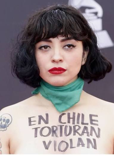 Mon Laferte Monserrat Bustamante le quieren dar Gaviota de Platino por querer destruir a Chile. 
No sé merece nada, en realidad ¿Cuál ha sido el aporte de <a href="/monlaferte/">Mon Laferte</a>?