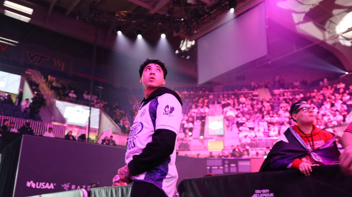 This pic never gets old.
He was looking for me in the crowd.

I’ll never forget that moment. 💜🎮