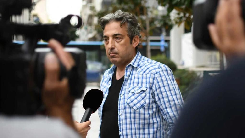 finklin5's tweet photo. «Στις 4 τα ξημερώματα φτάσαμε στα Τέμπη, και η πρώτη εικόνα που συνάντησα, ήταν τον Πλακιά να βαράει το κεφάλι του στον τοίχο και να φωνάζει “έχασα τρία κορίτσια, πάνε τα κορίτσια μου…”, δεν θα την ξεχάσω ποτέ αυτή τη στιγμή, όπως δεν θα ξεχάσω και μετά, όλο τον κόσμο που ήταν https://t.co/c0clXSvSza