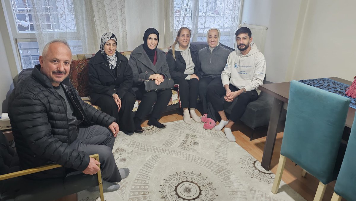 akkadinkonakk's tweet photo. Gönül sofrasi iftar ziyaretimizi #Barboros  mahallesinde,üç Kademe teşkilatımız ile birlikte hane ziyaretlerimizi gerçekleştirdik. Gönül soframızı Türkan Evvelbahar ve ailesi ile paylaştık, misafirperverligi İçin  teşekkür Ederiz.

@tugbaisikercan  @Bilalsaygili @EmelDalkirann https://t.co/16DcK7iwMv
