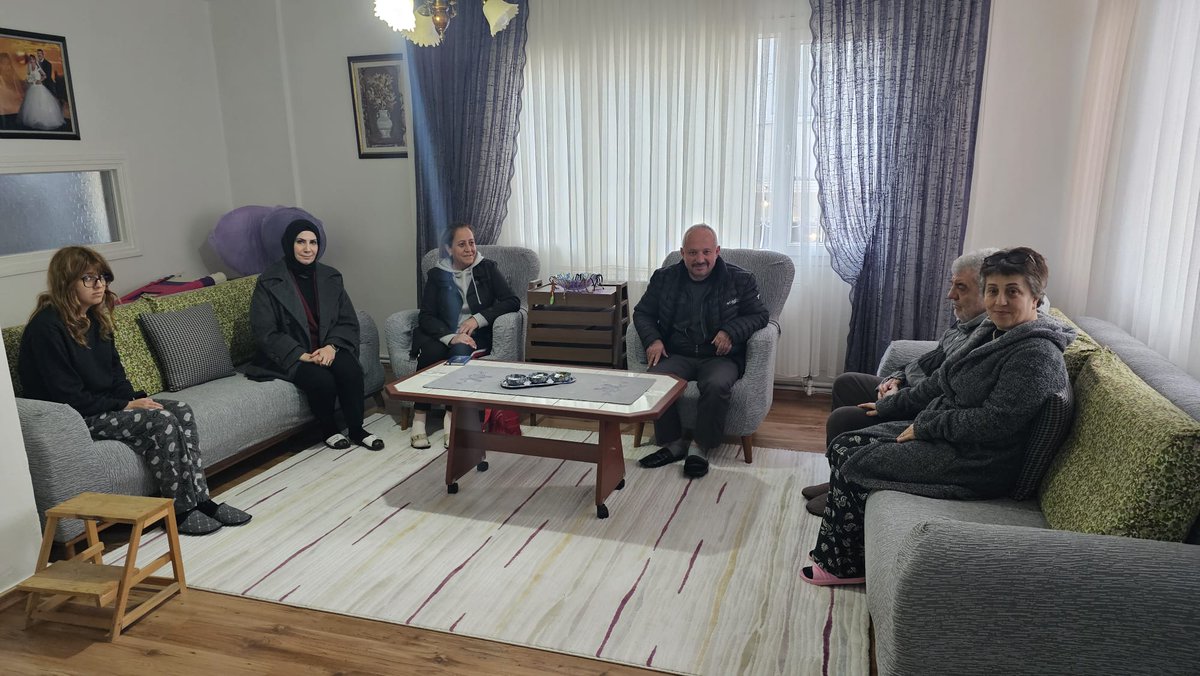 akkadinkonakk's tweet photo. Gönül sofrasi iftar ziyaretimizi #Barboros  mahallesinde,üç Kademe teşkilatımız ile birlikte hane ziyaretlerimizi gerçekleştirdik. Gönül soframızı Türkan Evvelbahar ve ailesi ile paylaştık, misafirperverligi İçin  teşekkür Ederiz.

@tugbaisikercan  @Bilalsaygili @EmelDalkirann https://t.co/16DcK7iwMv