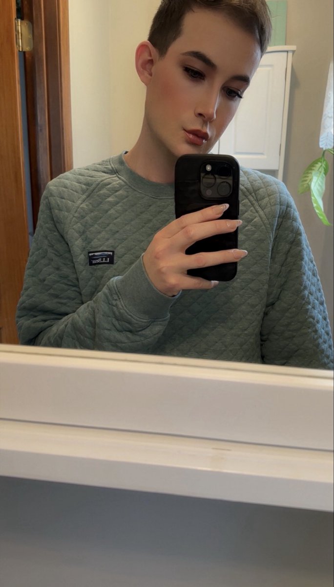 thoughtoutname's tweet photo. I miss you little twitter people. hello from me and my favorite mirror🪞 https://t.co/ZcXIDhf5ze