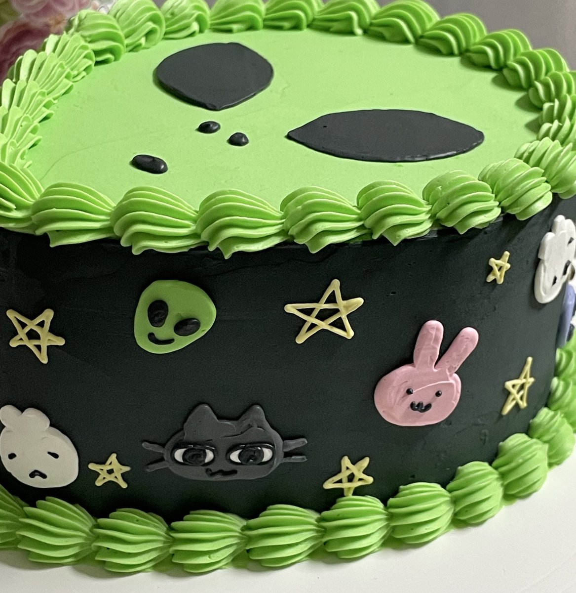 히히 오늘은 저의 생일입니다
친구들이 준비해준 바보같은 케이크 자랑해야지