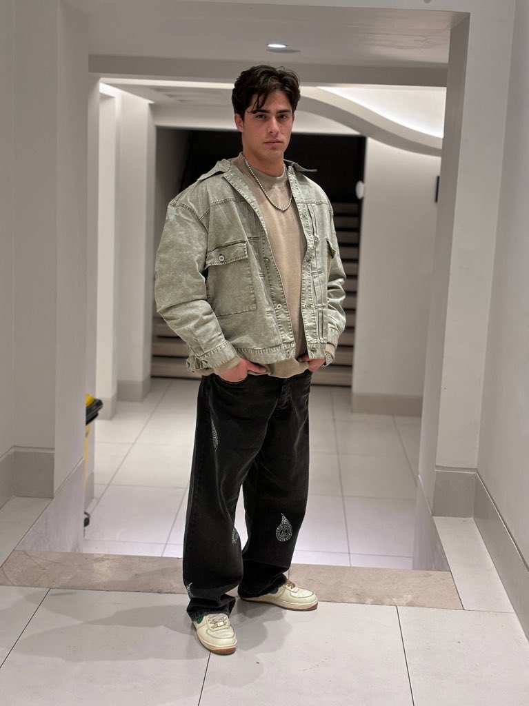 خوب نگاشون کن 
اگه تو یه کشور دیگه بدنیا میومدن
میتونستن بازیگر یا مدل بشن 
ولی به خاطر ج.ا الان زیر خاکن.
جاوید نام #مهرداد_مشتاقی  ، #داوود_سهرابی