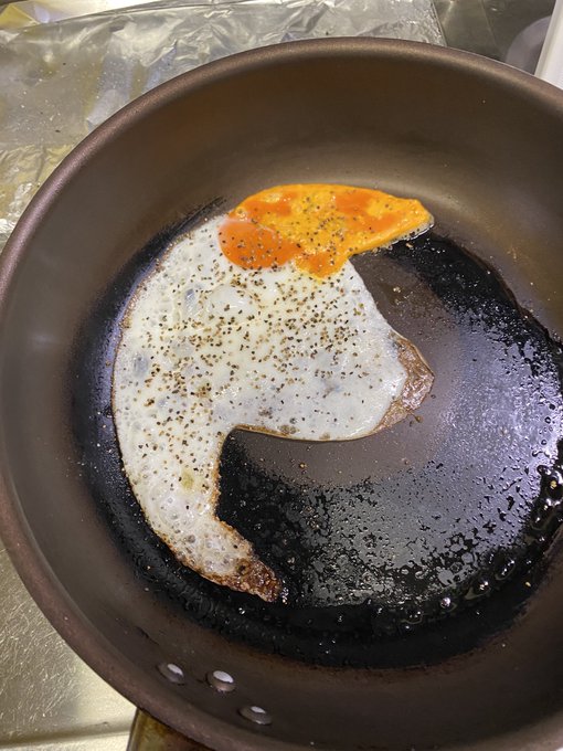 フライパンが熱で変形してるのでたまにこうなるのだ・・・ 