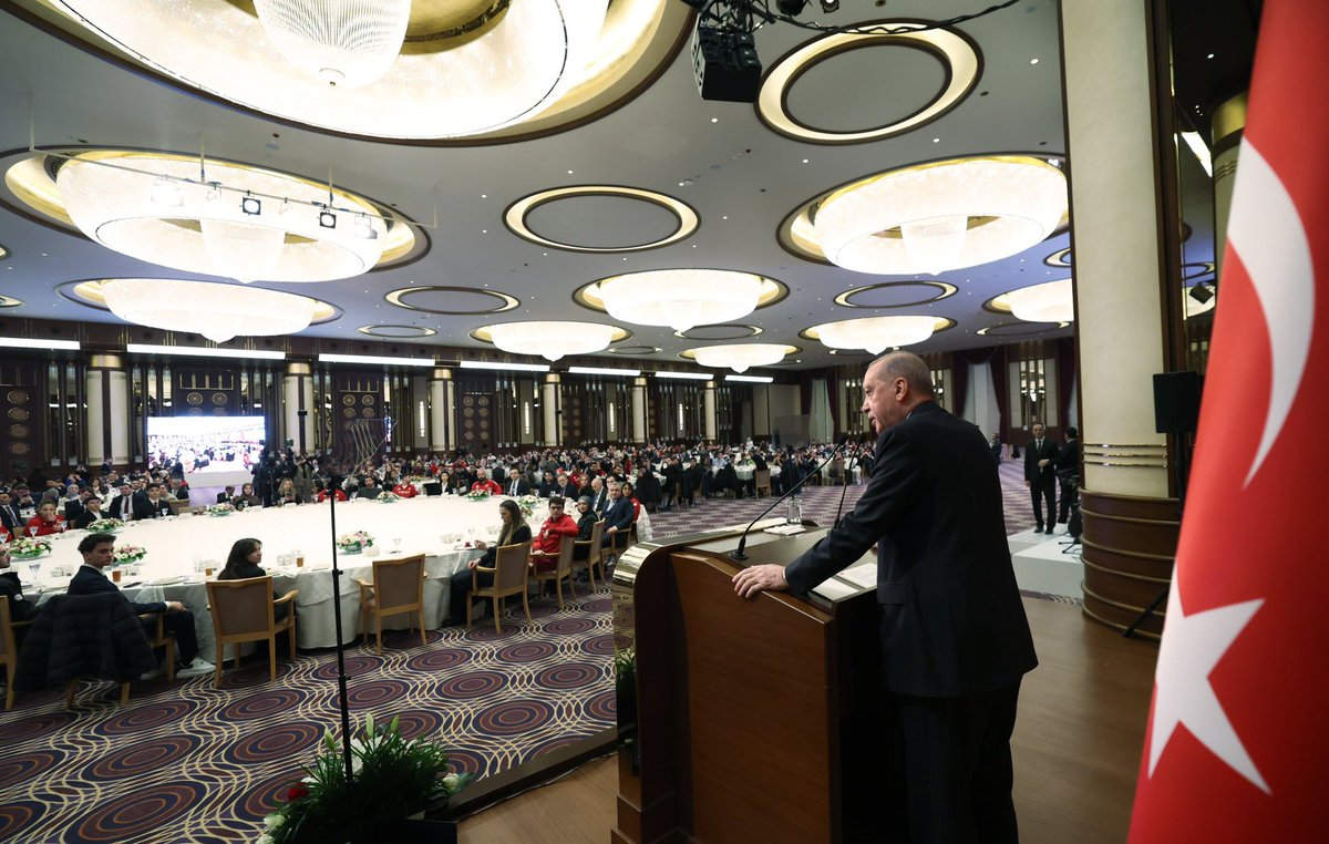 "Gençlerimizin huzurla güvenle yaşayabileceği küresel güç Türkiye için ilk günkü heyecanla çalışmaya, son nefesimize kadar bu uğurda koşturmaya devam edeceğiz."

Cumhurbaşkanımız Sayın Recep Tayyip Erdoğan, KYK öğrencileri, sporcular ve gençlerle iftar programına bir araya geldi.