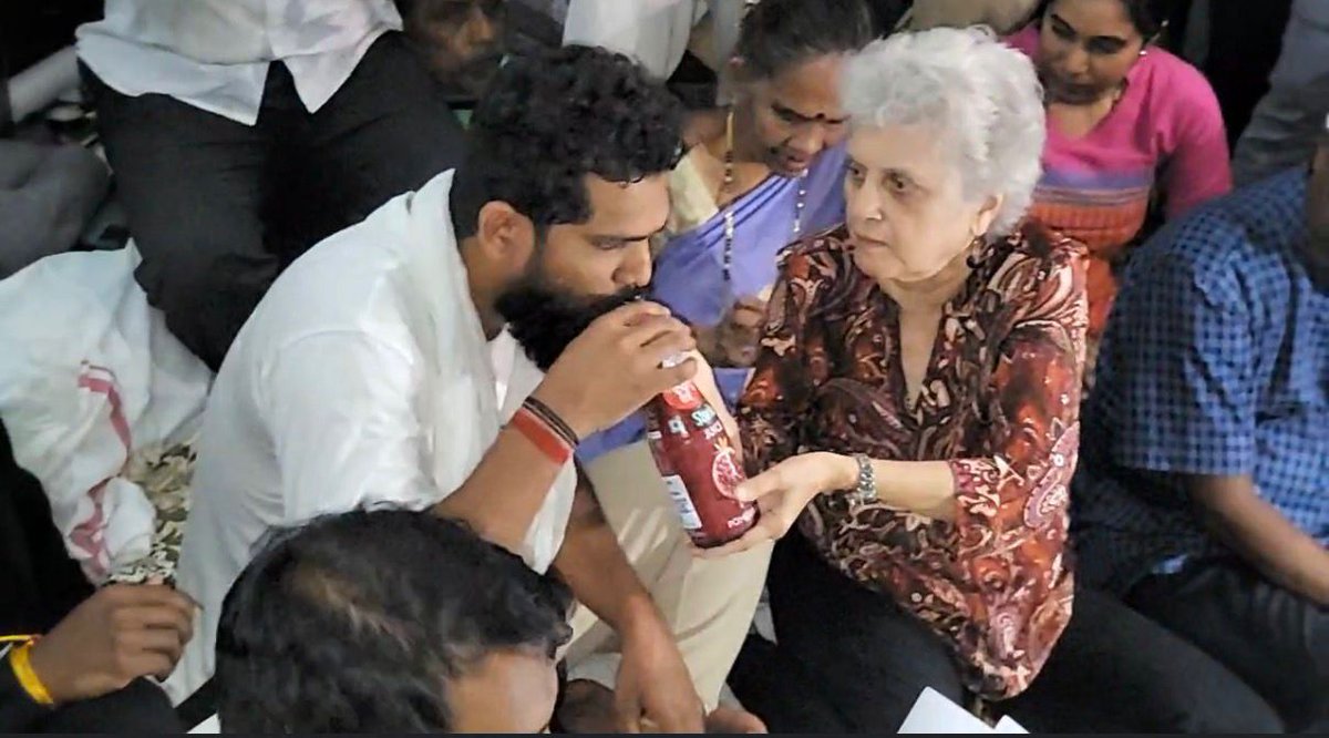 goanewshub's tweet photo. VIRESH, TUSHAR BROKE THEIR FAST Adv Norma Alvares broke the hunger strike of MLA Viresh Boekar and Tushar at Azad Maidan
@vireshborkar #brokethefast #hungerstrikewithdraw #39aprotest #azadmaidangoa #goanews https://t.co/XTgHikhH2P