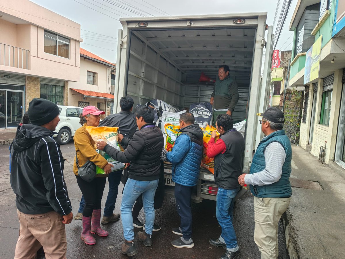 Agricultura_CZ2's tweet photo. #Pichincha| Junto a la empresa privada, nuestro equipo técnico hizo posible la entrega de Paquetes Tecnológicos  parcialmente subvencionados, a los productores de Píntag. 
Estos insumos mejorarán los pastos de altura y la productividad ganadera de la zona. 🌱🐄
#ElNuevoEcuador https://t.co/VLFW9aXR6P