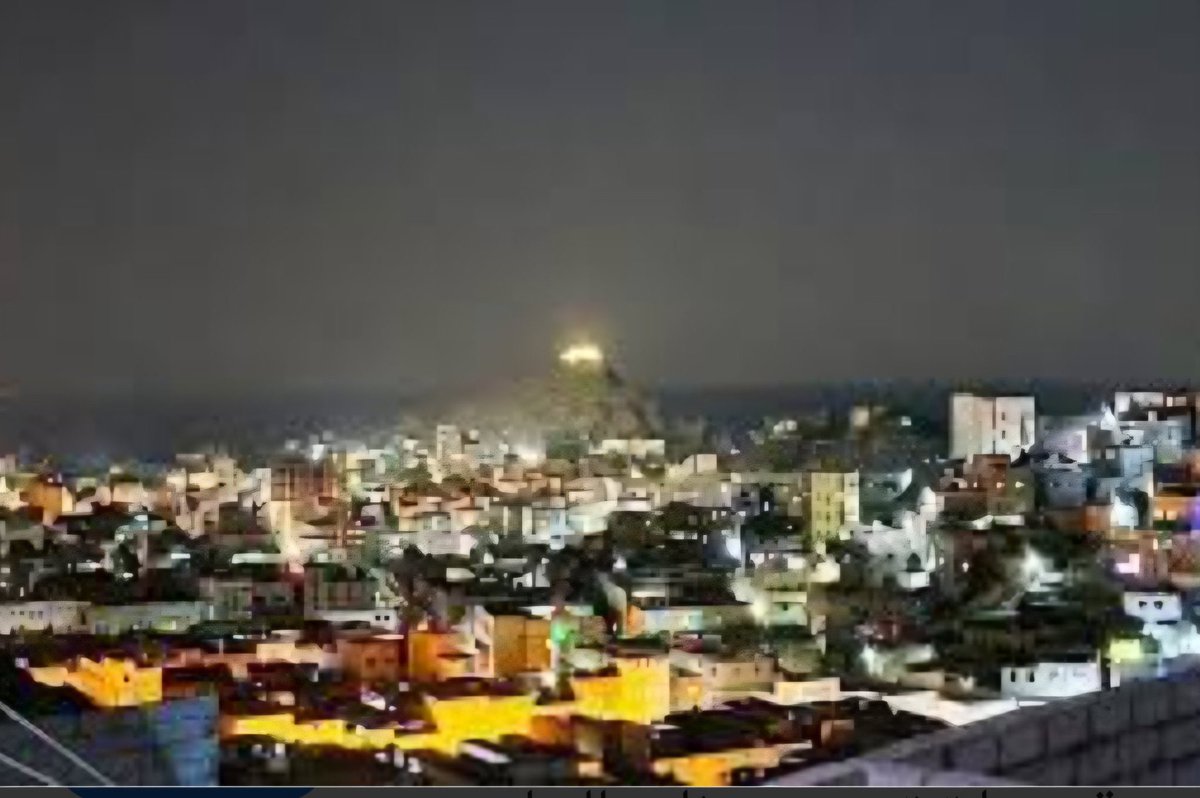 ALjnoubnow's tweet photo. عدن مدينة بدأت تلتقط أنفاسها من جديد… كأنها خرجت من عنق زجاجة طويلة من المعاناة.
عدن ليست مجرد مدينة، بل هي عدن التي تعودت أن تكون حاضرة النور والتجارة والانفتاح. وعودة الكهرباء فيها ليست خدمة فنية فقط، بل رسالة نفسية ومعنوية للناس قبل أن تكون إنارة شوارع ومنازل.
عدن اليوم تلبس ثوب الحياة من جديد بعد ليالٍ أثقلها الظلام والحر.
الشوارع صارت أهدأ… والمكيفات اشتغلت… والناس تنفست.
المحلات عادت تفتح براحة، والمستشفيات اشتغلت بكفاءة أفضل.
الأطفال رجع لهم إحساس طبيعي بالليل، مش خوف وانقطاع دائم.
لكن في نفس الوقت، الوصف الواقعي يقول: عودة الكهرباء خطوة إيجابية… لكنها اختبار للاستمرارية، مش مجرد لحظة فرح مؤقتة. الناس في عدن تعبوا من الحلول المؤقتة، ويريدوا استقرار دائم، مش تشغيل ساعات وإطفاء ساعات.
#السعودية_سند_اليمن_الصادق