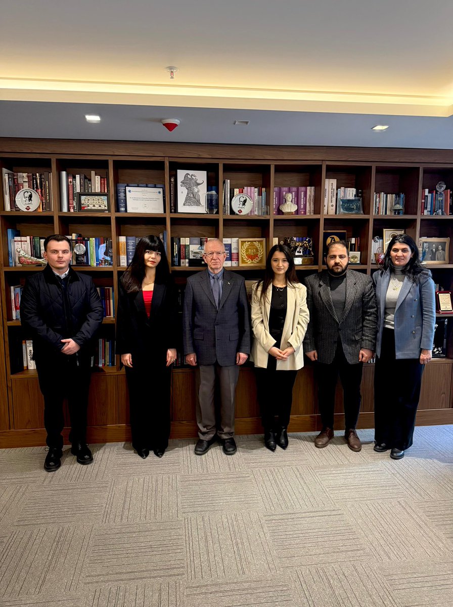 Hukuk Mesleklerine Giriş Sınavı platform temsilcileri olarak İstanbul Baro Başkanı Sn. İbrahim Kaboğlu ile görüşme gerçekleştirdik. Halihazırda devam eden tatmin edici çalışmalarının çok kısa bir sürede uygulamaya konulmasını umut ettiğini ilettiler. Kendilerine teşekkür ederiz.