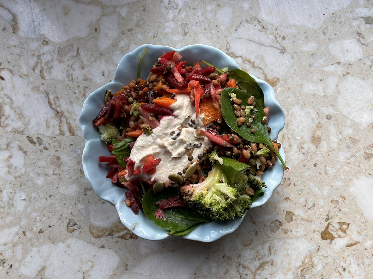 wanted to try a premade salad for the first time bc it looked SO GOOD and then i saw it had sunflower oil after i started eating it....anyway 530cal omad isnt that bad