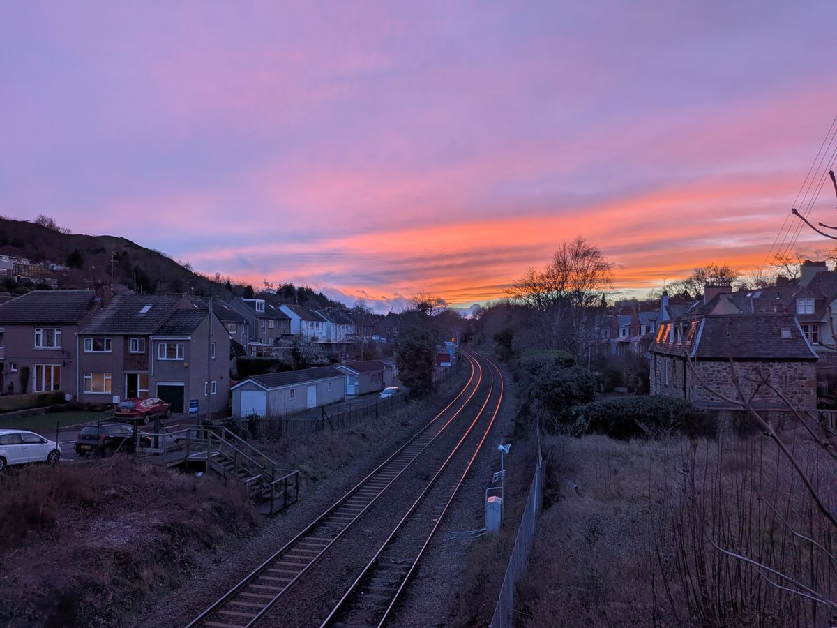 Nice sunset. (And lovely that the sun is up when I wake the kids at 7am and the sky still looks like this when I get home at 6pm) pixelfed.scot/p/andrewducker…