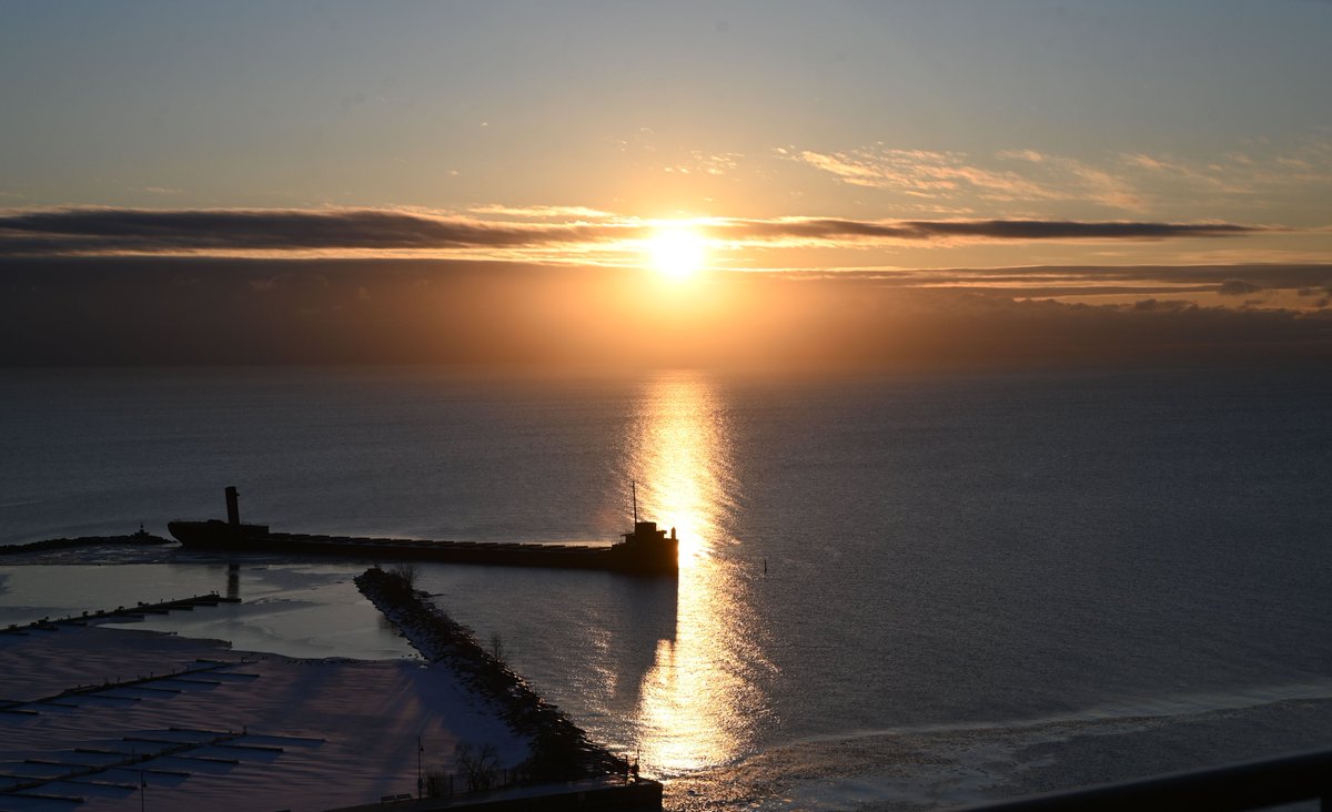 malcolmgoleafs's tweet photo. @breakfasttv This morning's Sunrise February 26th 2026 at the Port Credit Inlet on Lake Ontario . https://t.co/kZl9sWYBlp