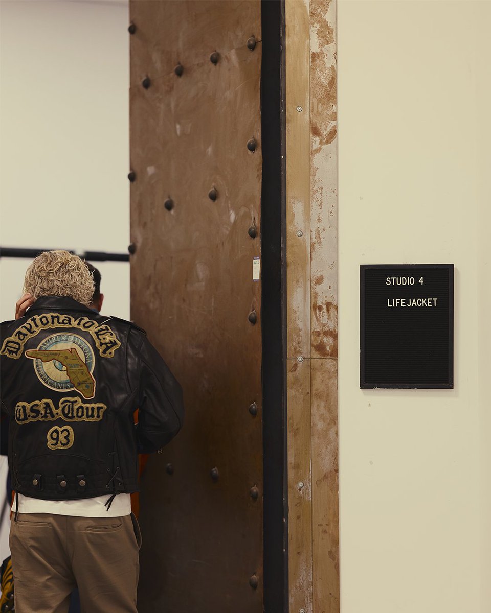 lifejacketuk's tweet photo. 🚨 We’re live. Jimmy Bullard in #TheBootRoom
From colouring in Nike ticks at @WestHam to meeting Ginola to becoming the dressing-room joker.
#LIFEJACKET #ConversationKeepsUsAfloat @jimmybullard https://t.co/bMIYTRb9Hw
