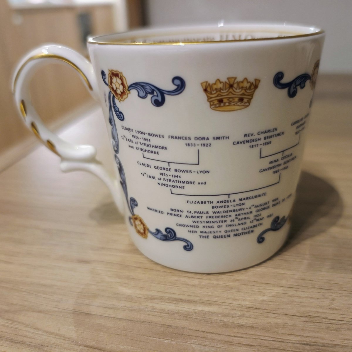 皇太后様80歳記念のカップ。1980年製らしい。クイーンマザーの物は