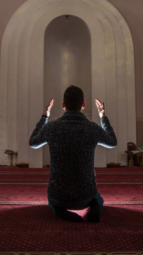 Allahım yüklerimizle geldik sana ;
Yorgunuz, kırgınız, üzgünüz çünkü…
Allahım bilirim ki, pişmanlığımız tövbelerimizden çoktur, Sana geldik Allahım!
Ramazân hürmetine yüklerimizi hafiflet.
Nefsimizi bizden  uzaklaştır, İmtihanımızı da kolay eyle Allahım!
#HayırlıCumalar