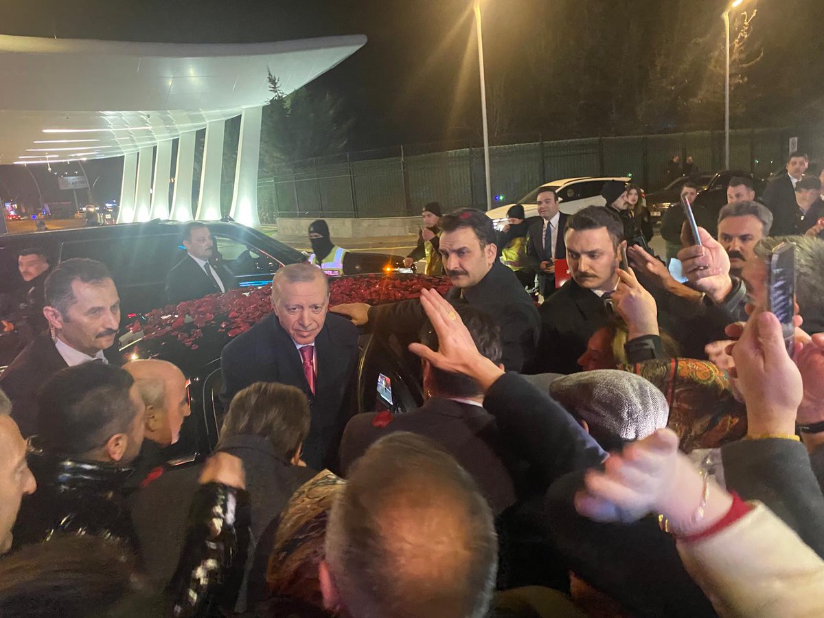 DayanNazif's tweet photo. REİS  SN C BŞKNM  ESENBOĞA  HAVA ALANIINDA  KARŞILAMA  MERESİMİ  REİS  SN C BŞKNM  İYİKİ  DOĞDUN İYİKİ VARSIN  SİZ COK  YASAYIN  INŞALLAH https://t.co/e7RJBG0jcE