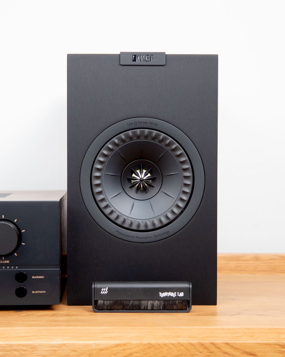 TurntableLab's tweet image. 🚨 great chance to upgrade your passive speakers! 🏷️ save $300 for a ltd time on @KEFAudio Q1 Meta, a more affordable version of KEF’s high-end LS50 ($1,599.99) ft. patented Uni-Q driver technology:

⇢ turntablelab.com/q1meta

@KEF_America #hifi #audiophile #kefaudio #ttlhifi