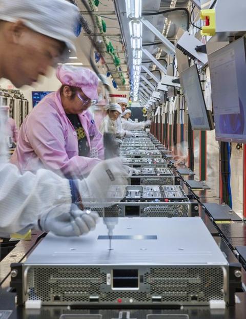 The iPhone maker wants more supply based in the U.S., which remains years behind Asia. tinybfs.com/t/tB3CCf