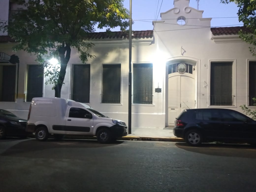 Los del Gobierno de la Ciudad le borraron la fachada a la Escuela N°12 Ramón Castillo, de Colegiales, que históricamente tenía unos murales de útiles escolares (y los que somos del barrio le decíamos "la escuela de los lápices"). Quedó sin gracia y sin arte.