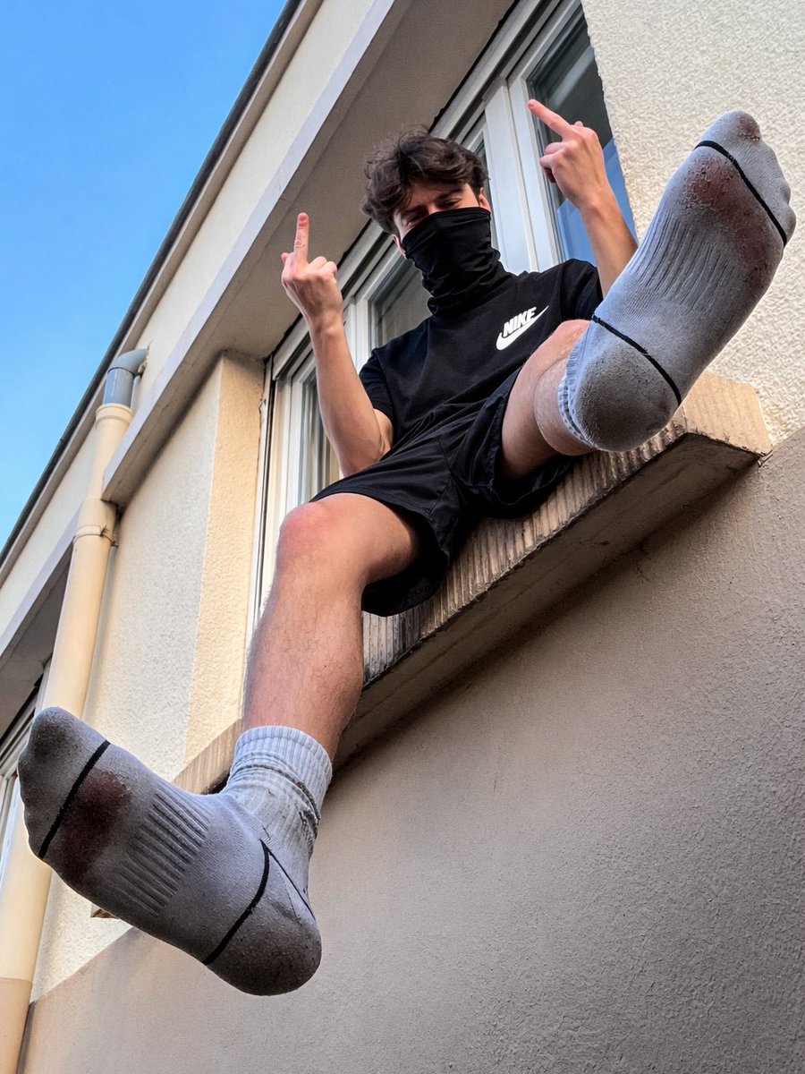 MaitreEdgard54's tweet photo. Ça fait 1 semaine que je les portes je fais quoi ? Venez raquer les salopes #moneyslave #cashmaster #cho7 #skets #kiffeur https://t.co/xqrLWwxjZ2
