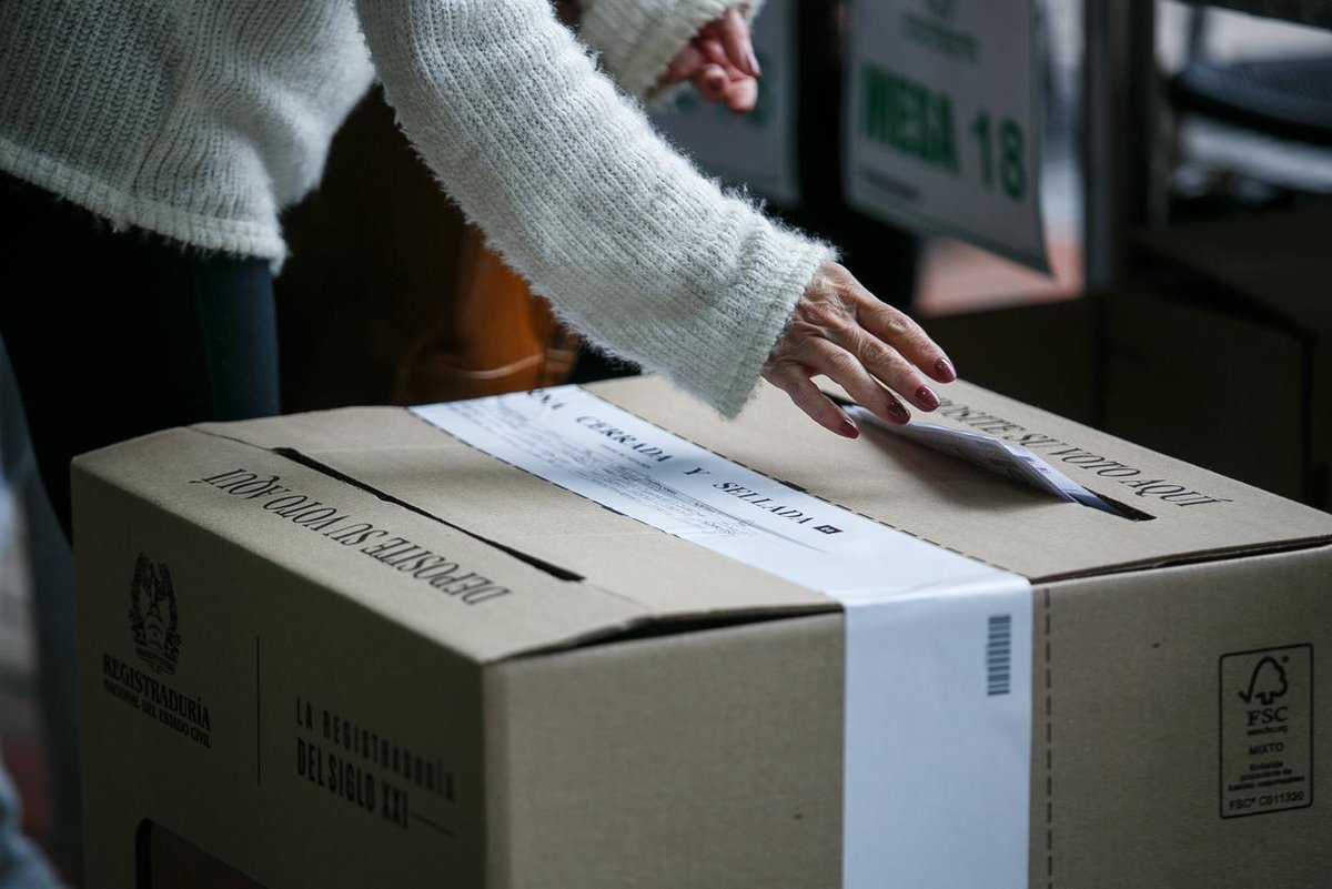 La democracia se construye con compromiso y respeto. Desde Bogotá apoyamos esta jornada por una ciudadanía libre y consciente. Nos vestimos de #PazElectoral, Colombia se viste de democracia.