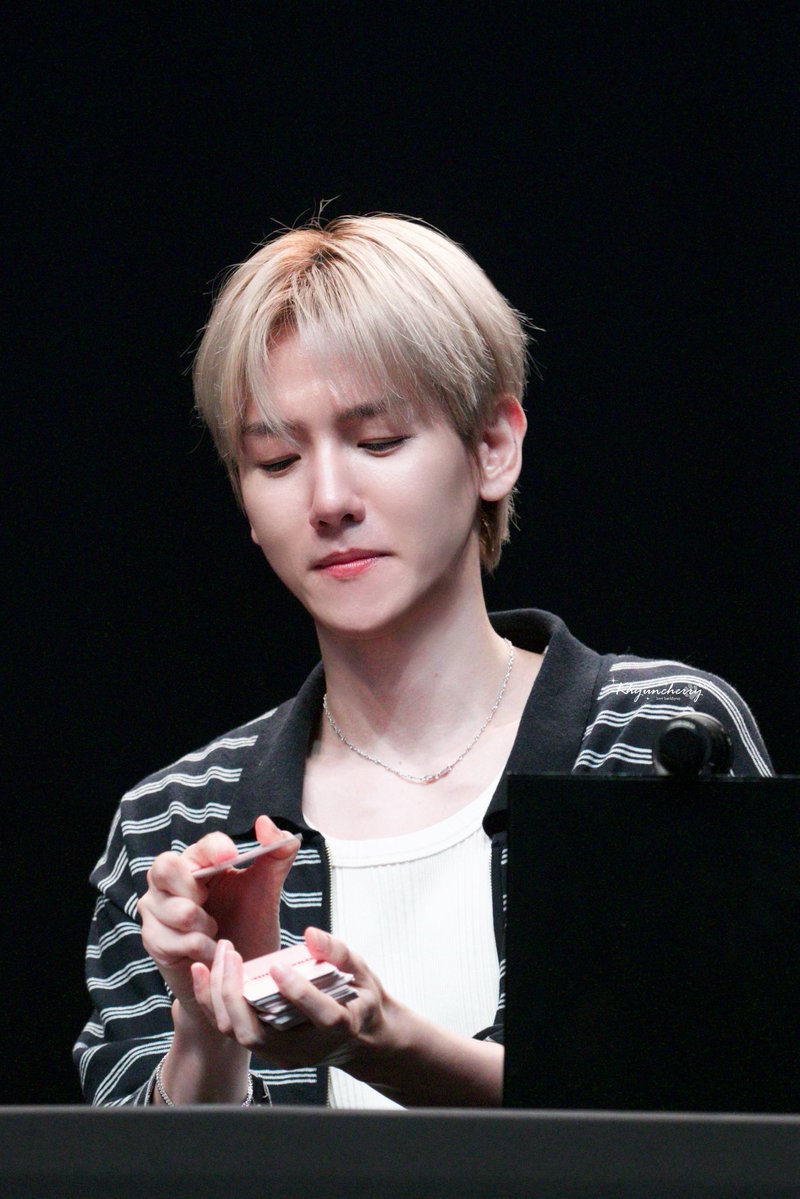 🍒ผมไม่เชื่อเรื่องงมงาย
🍼ไม่เชื่อ แล้วมาทำไมคะ
🍒ผมแพ้พนันเพื่อนไง
🍼ไหน ๆ ก็มาแล้ว ก็ดูสักหน่อยเถอะค่ะ ไม่แม่น...ไม่คิดเงิน
🍒ไม่คิดเงิน แต่คิดถึงเธอได้มั้ย
🍼เอ๊ะ แต่ดูจากไพ่ โอกาสที่คนเก่าจะกลับมาหามีแค่ 10% ค่ะ
🍒10% ก็มากแล้วเธอ
🍼*สับไพ่ ทำเป็นไม่ได้ยิน*