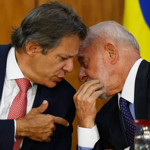republiqueBRA's tweet photo. 🚨 📲 EITA! Governo Lula considera REVOGAR o aumento de impostos de importação sobre mais de 1.200 produtos eletrônicos, incluindo celulares, devido à pressão política e à repercussão negativa nas redes sociais. https://t.co/vG8WR2CBmz