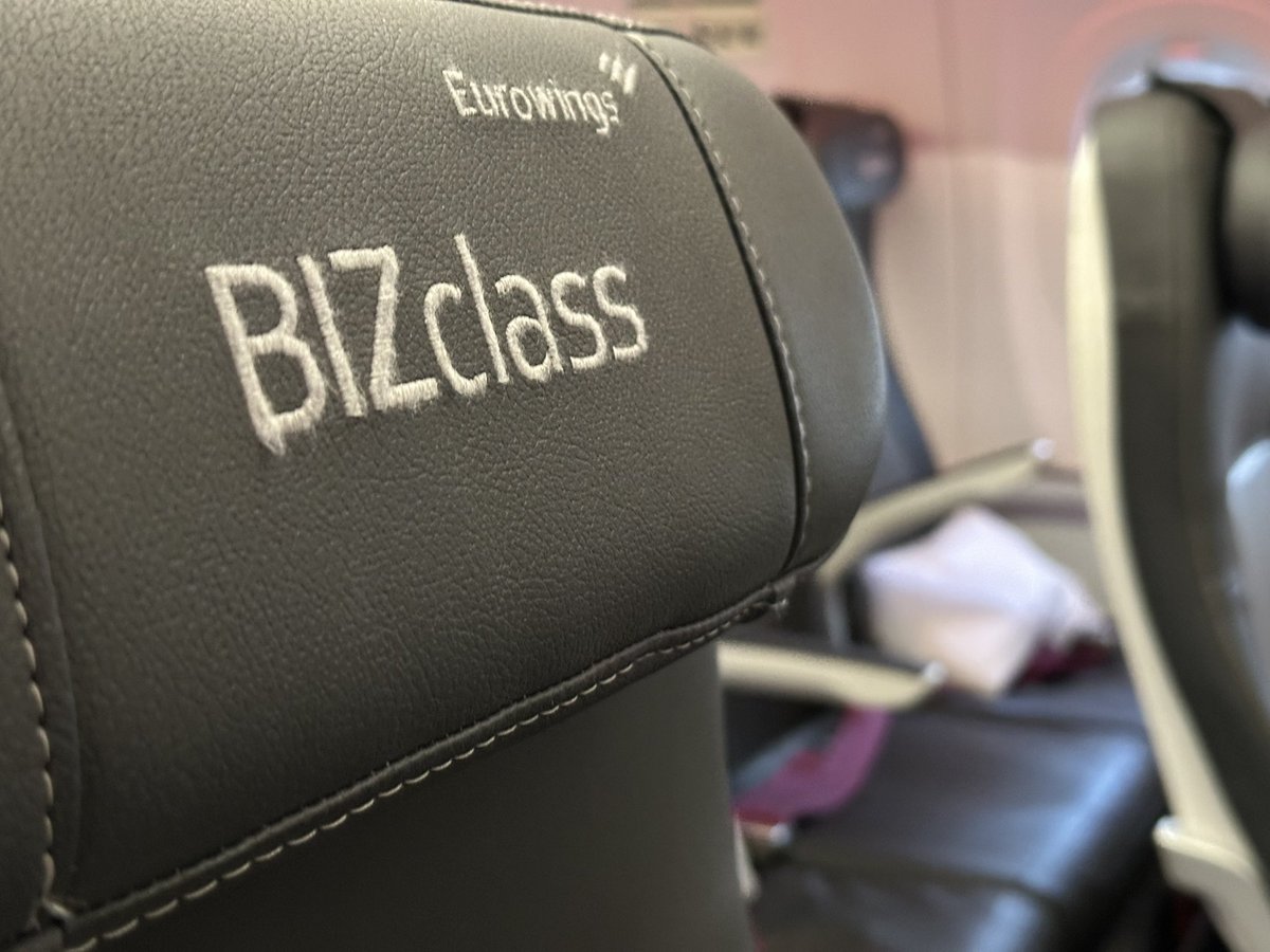 TodaysFlight's tweet photo. 10 rows of #BIZclass on today’s Eurowings #A320neo service from #BER to #DXB, including all 8 so called premium BIZ seats occupied.
It seems people are tired of cold European winter and longing for some warm Dubai weather. #EW1150 #Eurowings #Dubai #avgeek https://t.co/Y6034xopGT