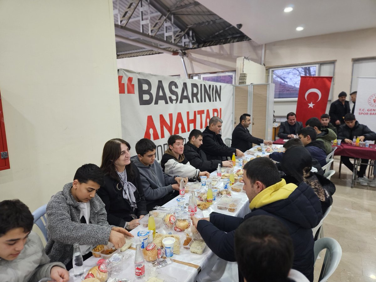 BoztepeIlce's tweet photo. Kırşehir Ahi Evran Üniversitesi Eğitim Fakültesi Dekanı Sayın Prof. Dr. Ayfer ŞAHİN tarafından;Maarifin Kalbinde Ramazan İftarda Konuşalım Etkinliği kapsamında, ilçemizde "Ahilik Kültürüyle Yerleşen Erdemler" konulu söyleşi gerçekleştirildi.
@KirsehirMEM https://t.co/cdqEAwm6CU