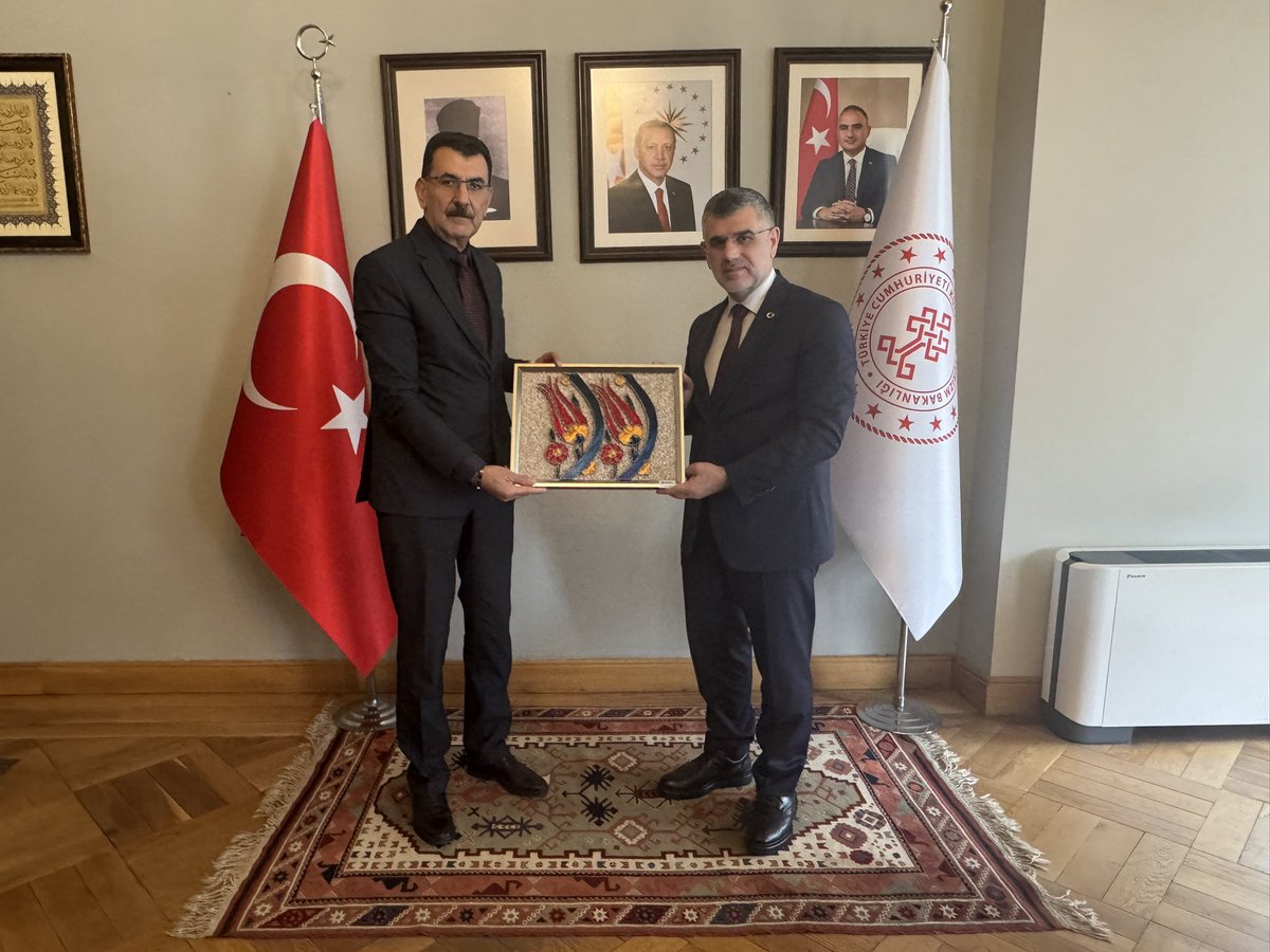 Bakırköy Denetimli Serbestlik Müdürü Sn. Vedat Zencir’i kurumumuzda misafir ettik.

Ziyaretleri ve hediyeleri için teşekkür ediyor,çalışmalarında başarılar diliyorum.