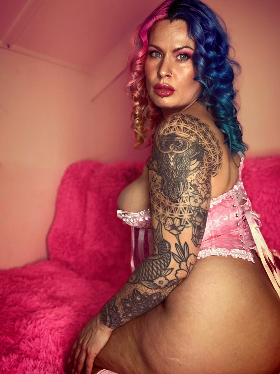 harleysin666's tweet photo. split hair, split personality. 💖💙 half sweet, half trouble... and all yours. which side are we playing with today?

are you coming? @Femdom_arenaa 
https://t.co/RPxiyRB1Wp https://t.co/FXS3fBkEtC